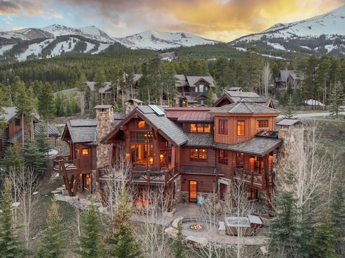 Fox Paw Lodge: Private Peak 8 Home w/ Elevator, Hot Tub, Pool Table, Fire Pit