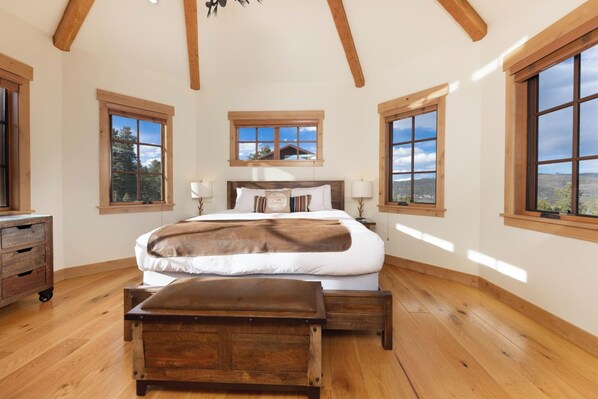 5 bedrooms, iron/ironing board, free WiFi, bed sheets