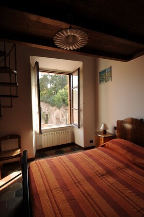4 bedrooms, iron/ironing board, travel crib, free WiFi - Great Location Across from the Colosseo Free Wifi Apt Fernando (Roma)
