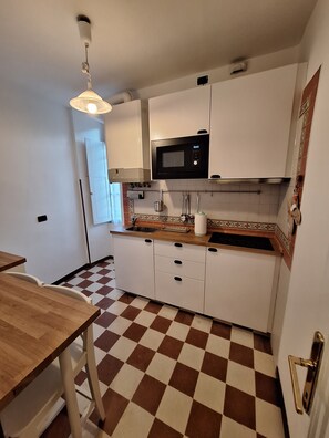 Fridge, microwave, oven, stovetop - Great Location Across from the Colosseo Free Wifi Apt Fernando (Roma)