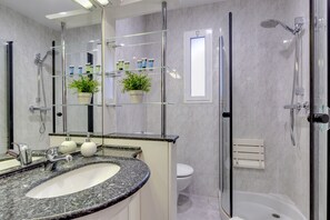 Shower, hair dryer, towels - 4 Bedroom High-Rise Fira Montjuic Plaza Espanya Apartment. Amazing views! (Barcelona)