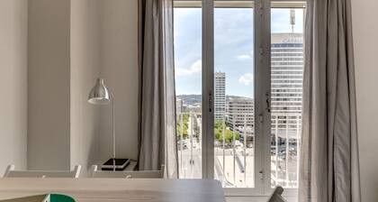 4 Bedroom High-Rise Fira Montjuic Plaza Espanya Apartment. Amazing views!