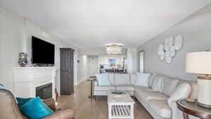 Una sala de estar moderna con chimenea, un sofá, una mesa de centro y un televisor.