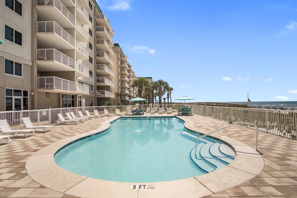 A swimming pool with a 3 FT no diving sign, surrounded by lounge chairs and a view of the ocean. - Relaxing Gulf Front Oasis, unit 332 (Pensacola)