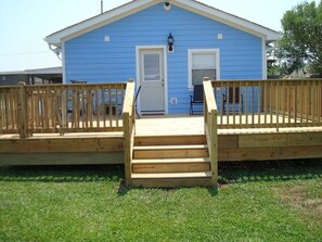 Terrace/patio - Luxury Beach Bungalow- Lots of upgrades- Free Wifi- Large yard and deck sleeps 6 (Carolina Beach)