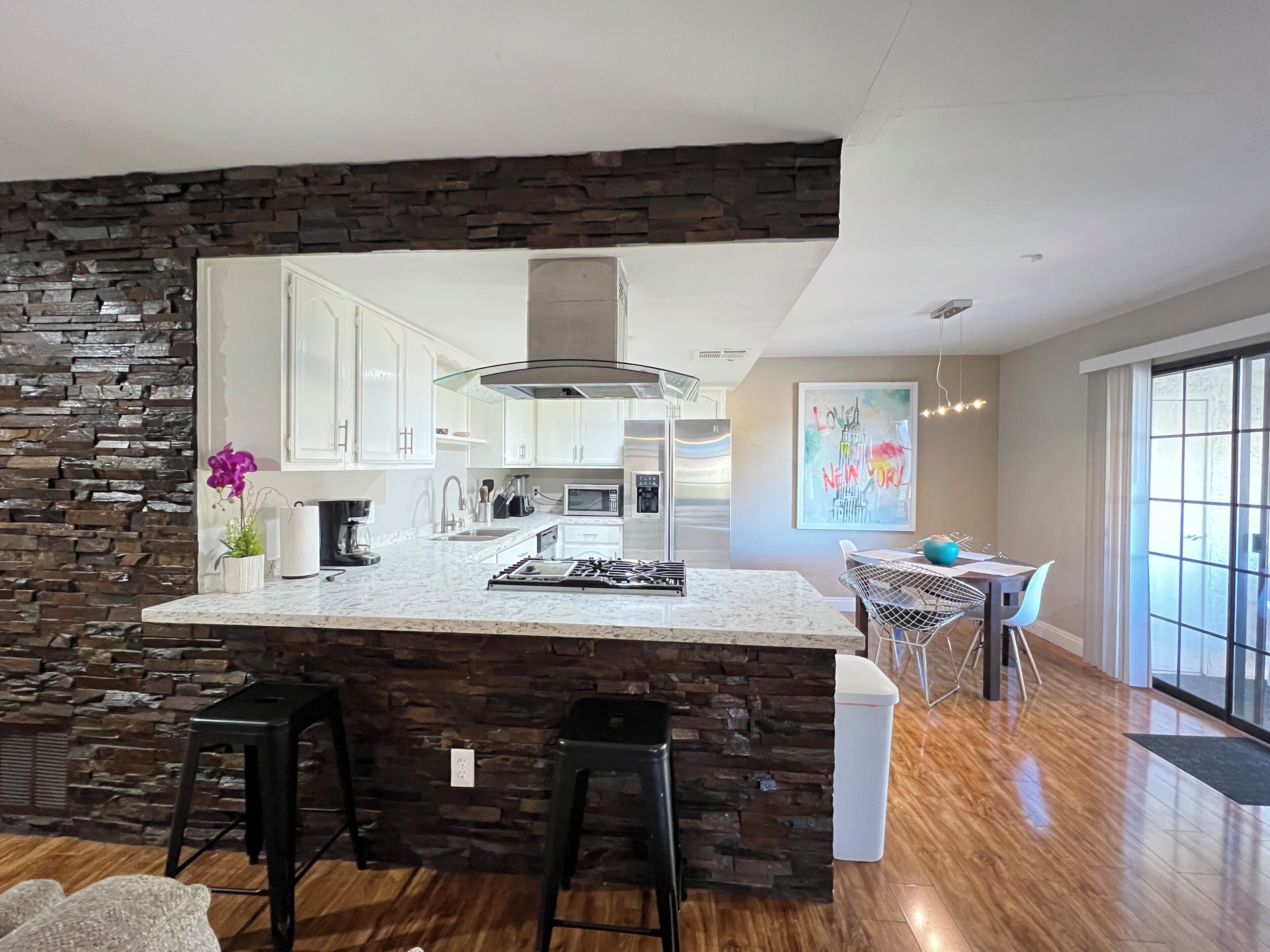 冷蔵庫、電子レンジ、オーブン、コンロ