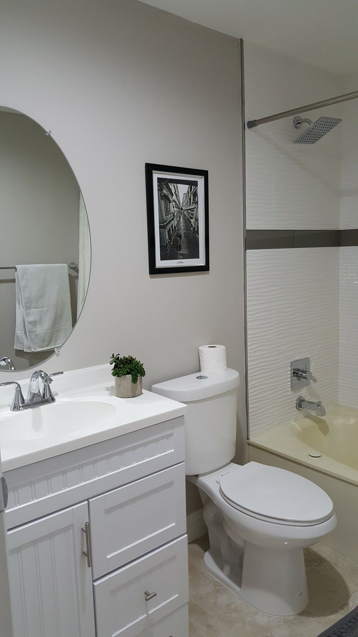 Une salle de bain moderne avec un meuble-lavabo blanc, des toilettes, un bidet et une douche.