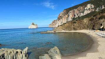 Sulla spiaggia, lettini da mare