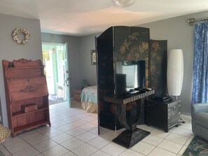 2 bedrooms, desk, iron/ironing board, free WiFi - Ooo Laa Laaah. Fenced yard. Pets ok. (St. Augustine)