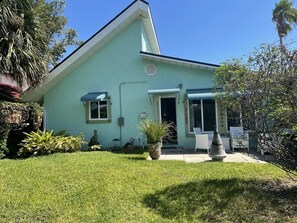 Exterior - Ooo Laa Laaah. Fenced yard. Pets ok. (St. Augustine)
