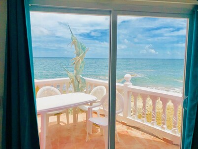 The Waves; Oceanfront 2 Bedroom. Gorgeous Sunrises. Relax With The Wave Rythyms