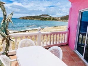 Outdoor dining - The Waves; Oceanfront 2 Bedroom. Gorgeous Sunrises. Relax With The Wave Rythyms (Philipsburg)