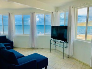 TV, DVD player - The Waves; Oceanfront 2 Bedroom. Gorgeous Sunrises. Relax With The Wave Rythyms (Philipsburg)