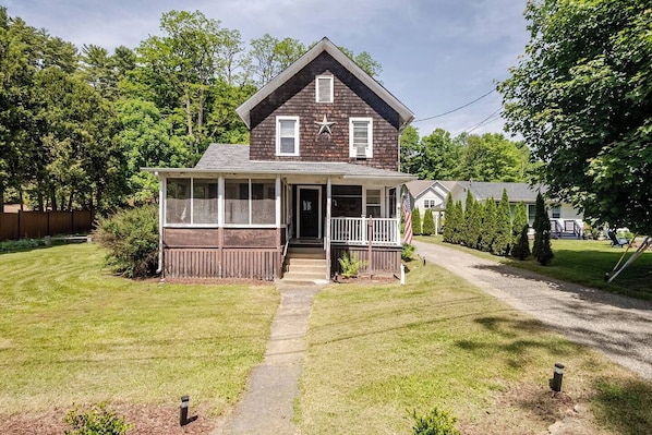 Exterior - Family Fun & Sun in Bolton - walking distance to town, beaches, & lake (Bolton)