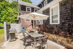 Outdoor dining - Family Fun & Sun in Bolton - walking distance to town, beaches, & lake (Bolton)