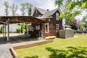 Exterior - Family Fun & Sun in Bolton - walking distance to town, beaches, & lake (Bolton)