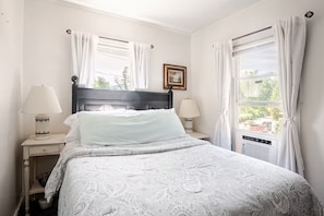 4 bedrooms, iron/ironing board, WiFi, bed sheets - Family Fun & Sun in Bolton - walking distance to town, beaches, & lake (Bolton)