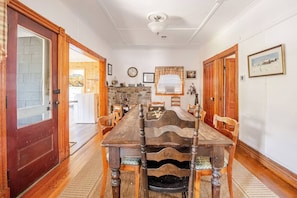 Dining - Family Fun & Sun in Bolton - walking distance to town, beaches, & lake (Bolton)