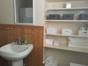 Een douche, een haardroger, handdoeken, zeep