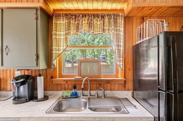 Fridge, microwave, oven, stovetop - Family Fun & Sun in Bolton - walking distance to town, beaches, & lake (Bolton)