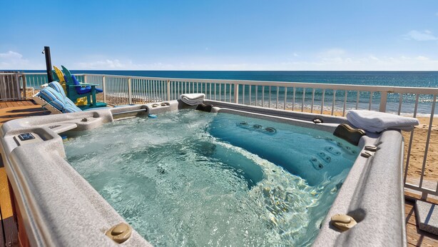 Un jacuzzi en una terraza con vista al océano.