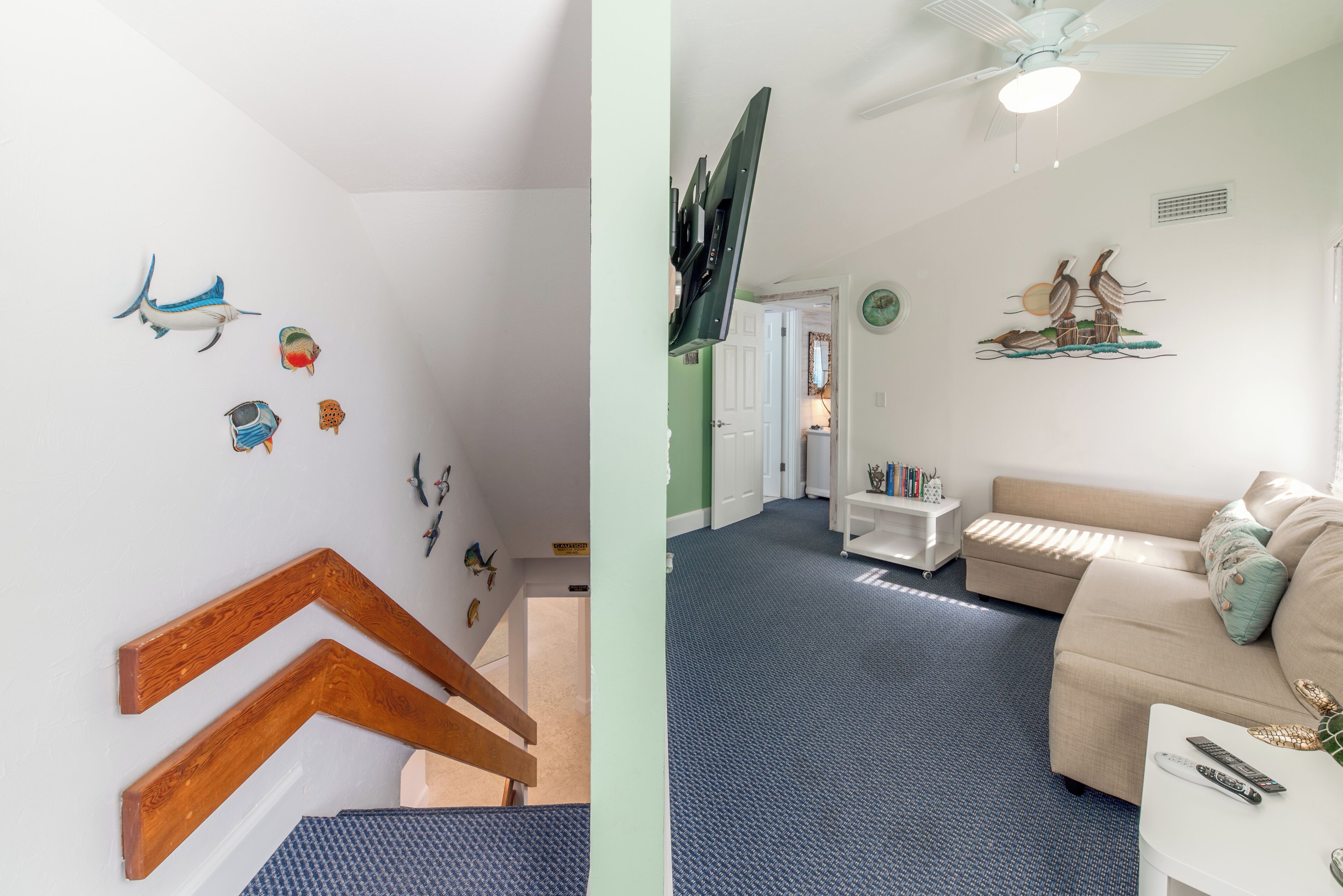Eine Treppe mit Holzsitzen und einer Wand mit Wandbildern von Fischen und Vögeln.