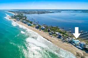 Privatstrand, Liegestühle, Sonnenschirme, Strandtücher