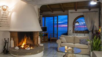 Televisor intel·ligent, llar de foc, reproductor de DVD i estèreo