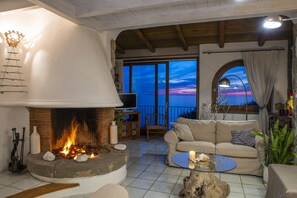 Smart TV, fireplace, DVD player, stereo - A unique retreat on Ischia island west coast with private access to the sea (forio d'Ischia)