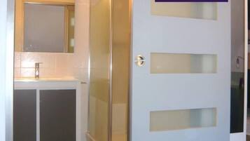 Dusche, Haartrockner, Toilettenpapier