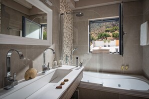 Ensemble douche/baignoire, baignoire Ă jets, sĂšche-cheveux