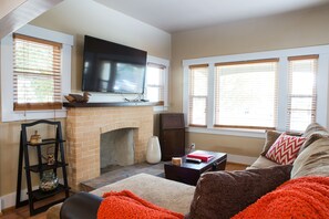 TV connectée, livres, chaîne hi-fi