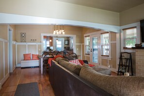 Smart-TV, Bücher, Stereoanlage