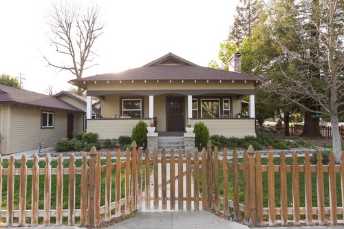 UNWIND ON VINE- A Beautiful Place to Stay and Short Walk to Downtown