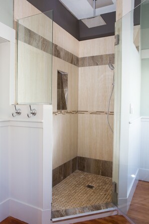Bathtub, hair dryer, towels, soap - UNWIND ON VINE- A Beautiful Place to Stay and Short Walk to Downtown (Paso Robles)