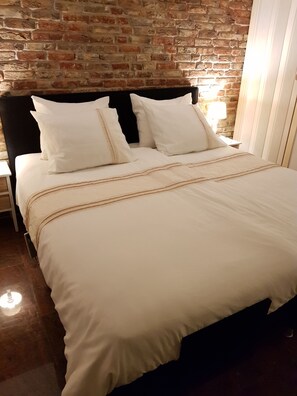 1 habitación, tabla de planchar con plancha, wifi gratis y ropa de cama