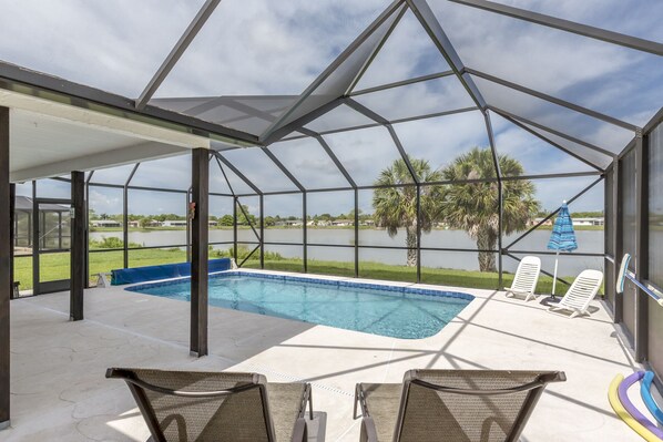 Outdoor pool, a heated pool - Lakefront home with a vista and pool, free WiFi, near the State Natural Preserve (Port Charlotte)