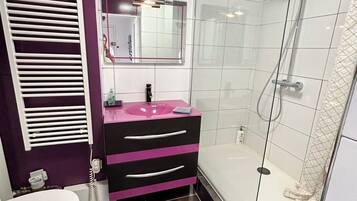 Douche, sĂšche-cheveux, serviettes fournies, savon