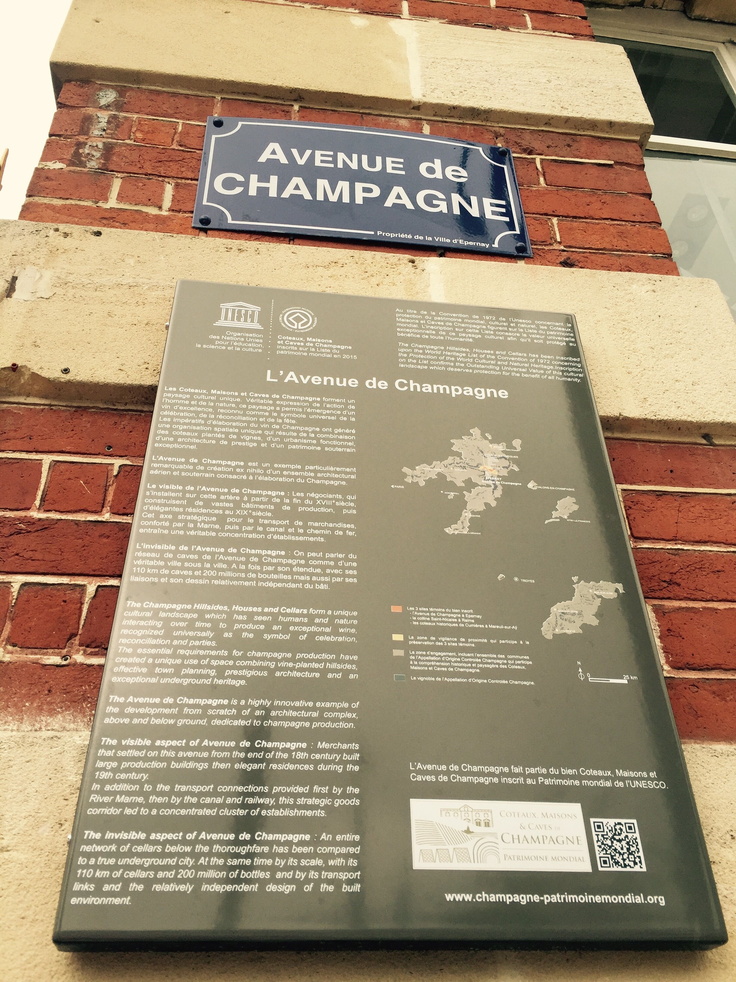 Un senyal per l’avinguda de Champagne amb una làmina informativa detallada a sota.