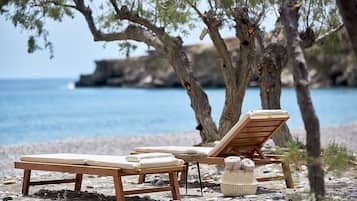Sulla spiaggia, lettini da mare, ombrelloni, teli da spiaggia