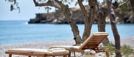 På stranden, solstolar, parasoller och strandhanddukar