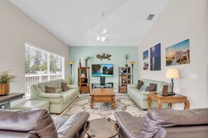 Smart-TV, Tischfußball, Bücher, Arbeitsbereiche