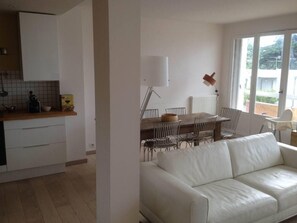 TV, DVD player, books, video library - ........................................ (Concarneau)