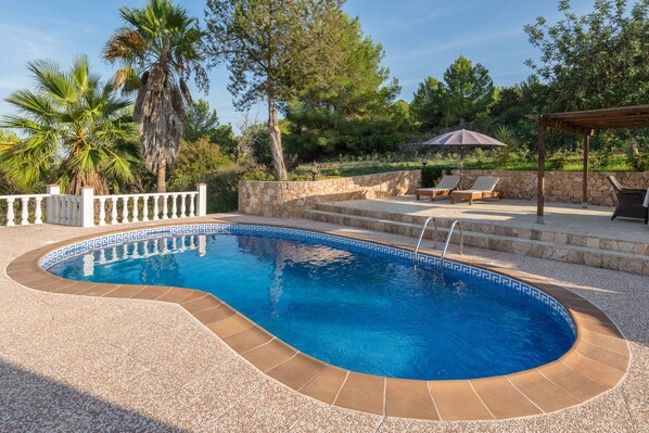 Piscine extérieure, chaises longues