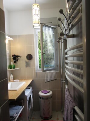 Dusche, Haartrockner, Handtücher