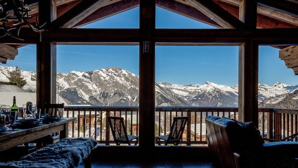 A cozy cabin with a wooden interior, a dining table set with glasses, and a bench. - Chalet Gentiane - La Tzoumaz, 4 Vallees (La Tzoumaz)
