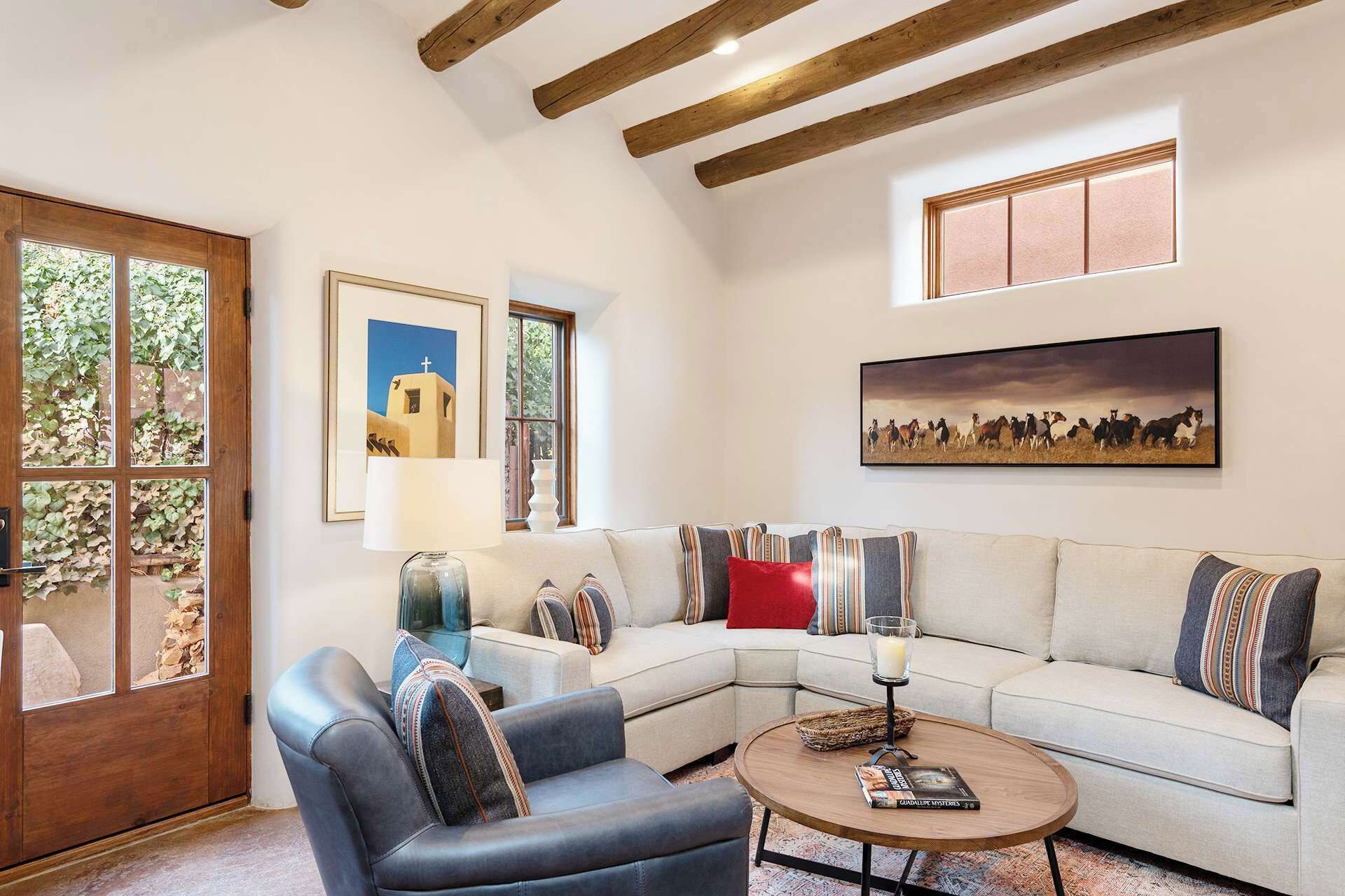 Een televisie, een open haard, vloerverwarming en een kantoor