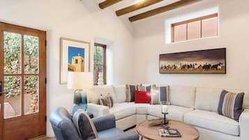 Een televisie, een open haard, vloerverwarming en een kantoor