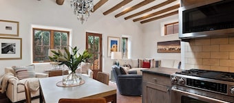 Carmel - Peaceful Luxury, Walk Everywhere