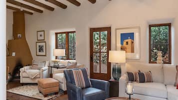 Televisio, takka, lämmitetyt lattiat, työhuone